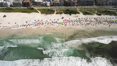 Frühlingsferien,-Menschen-An-Einem-Wunderschönen-Weißen-Sandstrand-In-Rio-De-Janeiro,-Brasilien