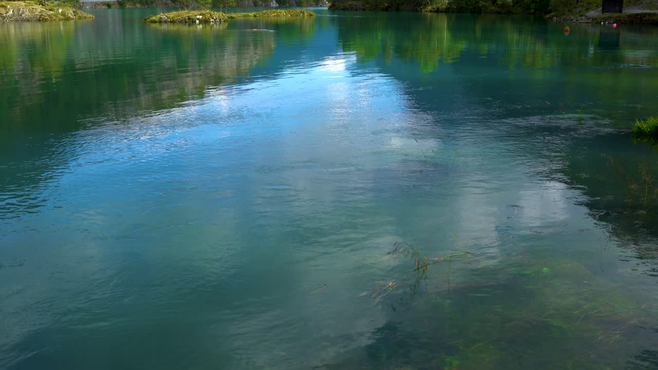 la hermosa naturaleza de noruega el lago lovatnet.