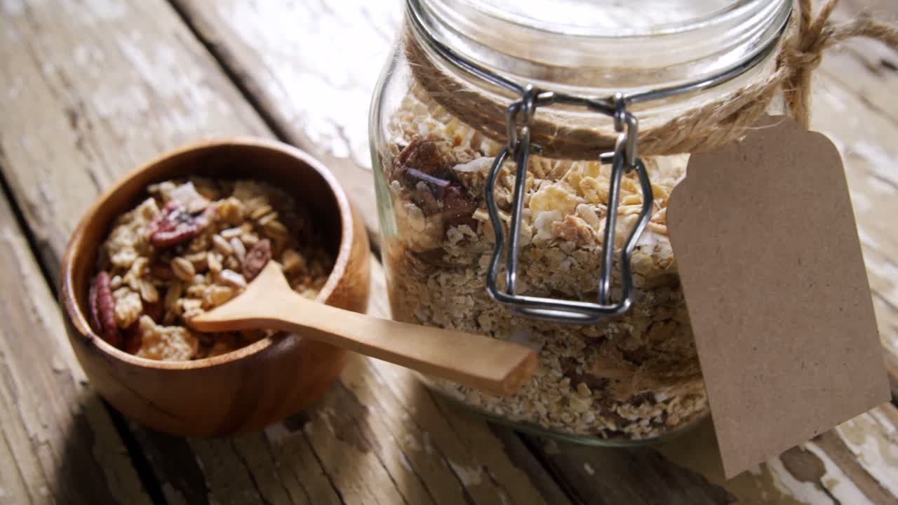 tazón de cereales para el desayuno con frasco 4k