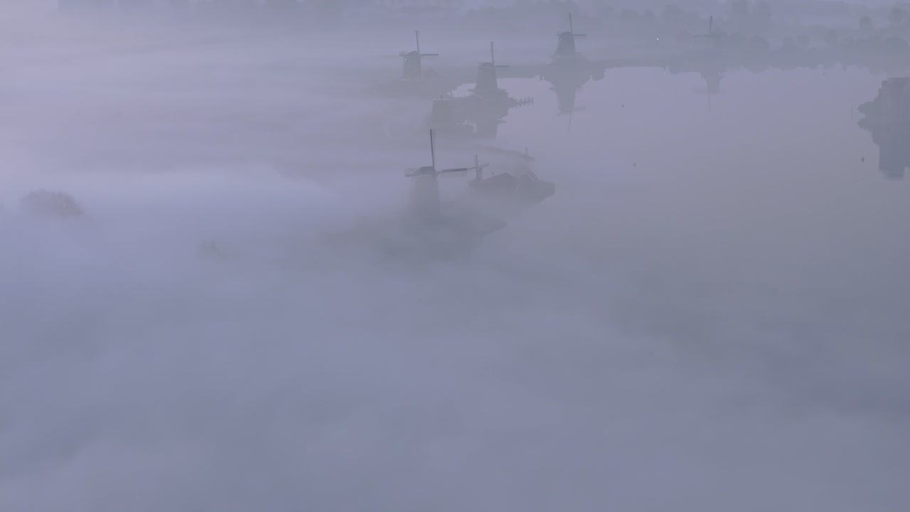 네덜란드에서 유명한 전통적인 풍차 안개 아침 동안, 공중