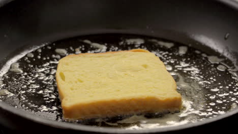 Brotscheibe-In-Heiße-Pfanne-Mit-Butter-Legen