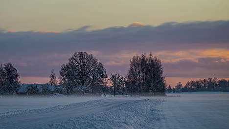 Taunebel,-Der-Am-Frühen-Morgen-über-Das-Verschneite-Winterfeld-Fliegt,-Mit-Sich-Bewegenden-Wolken-Am-Himmel,-Zeitraffer