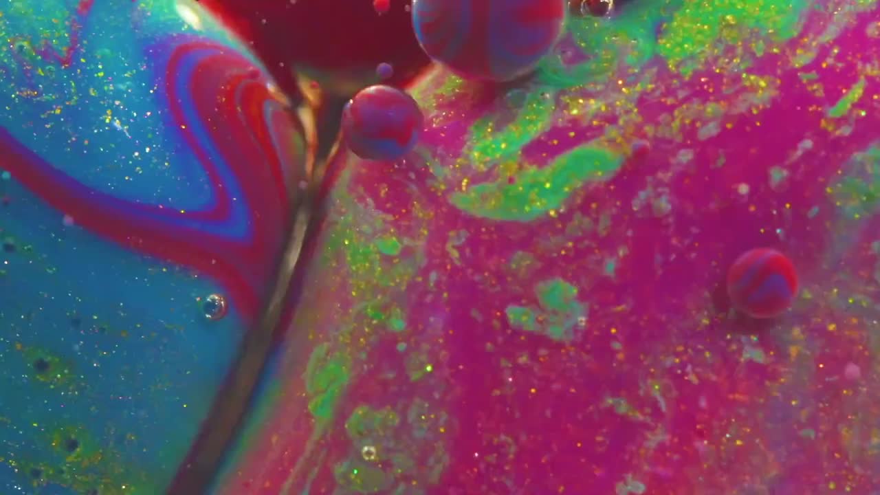 a medida que los colores de la pintura al óleo se mezclan, forman una mezcla fluida interrumpida por burbujas, lo que resulta en una composición abstracta y artística que encarna el espíritu de experimentación y expresión creativa.