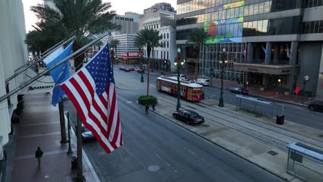 Blick-Auf-Die-Innenstadt-Von-New-Orleans-Canal-St.-Mit-USA--Und-Louisiana-Flaggen-Und-Straßenbahn