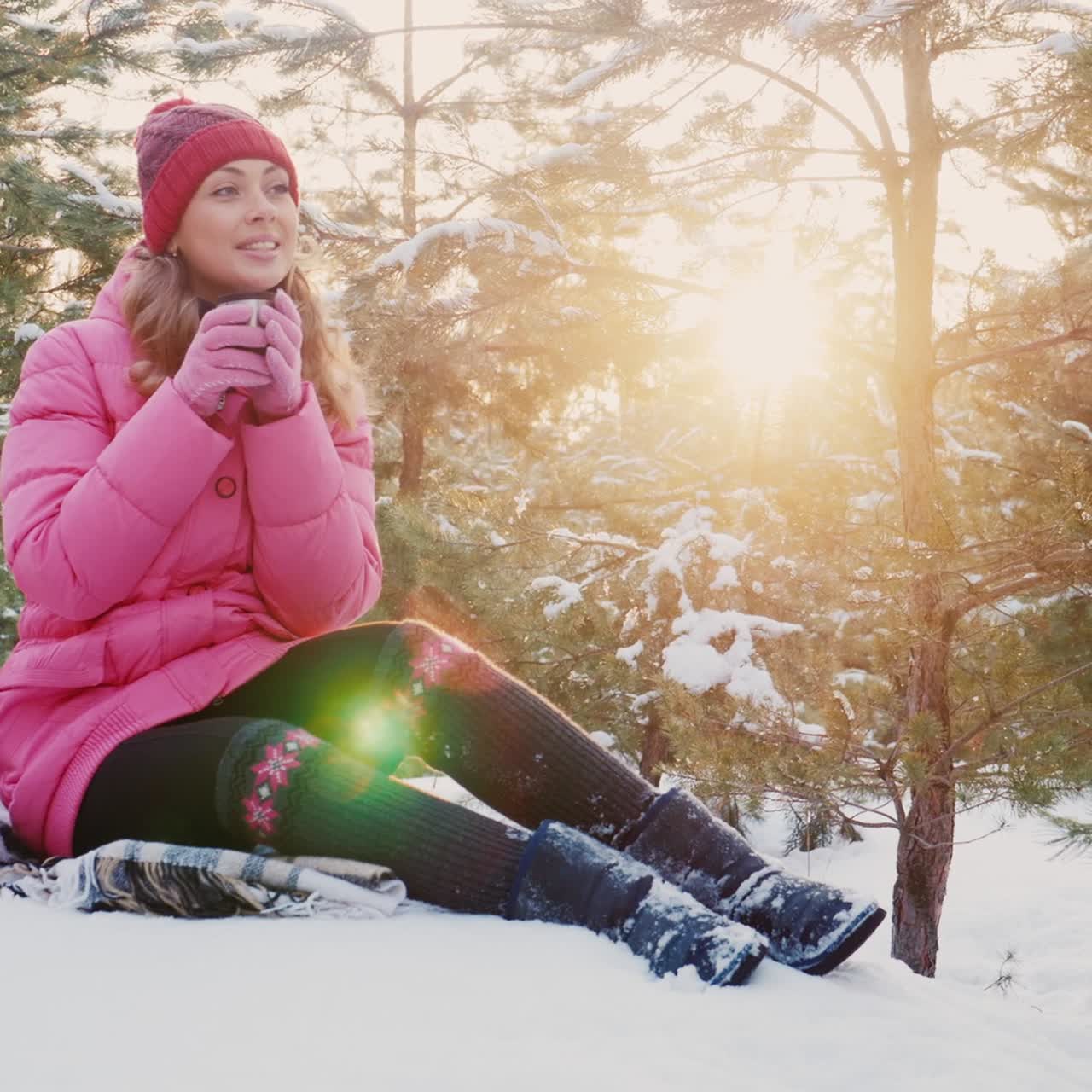 휴대 전화로 통화하는 젊은 여성 1