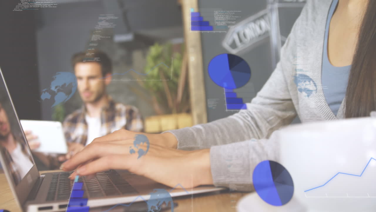 animación de múltiples gráficos, globos, lenguaje informático sobre mujer caucásica trabajando en una computadora portátil