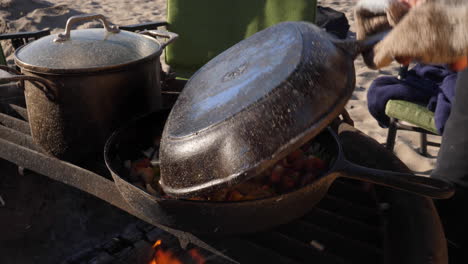 Köstliches-Essen,-Das-In-Töpfen-Am-Lagerfeuer-Zubereitet-Wird