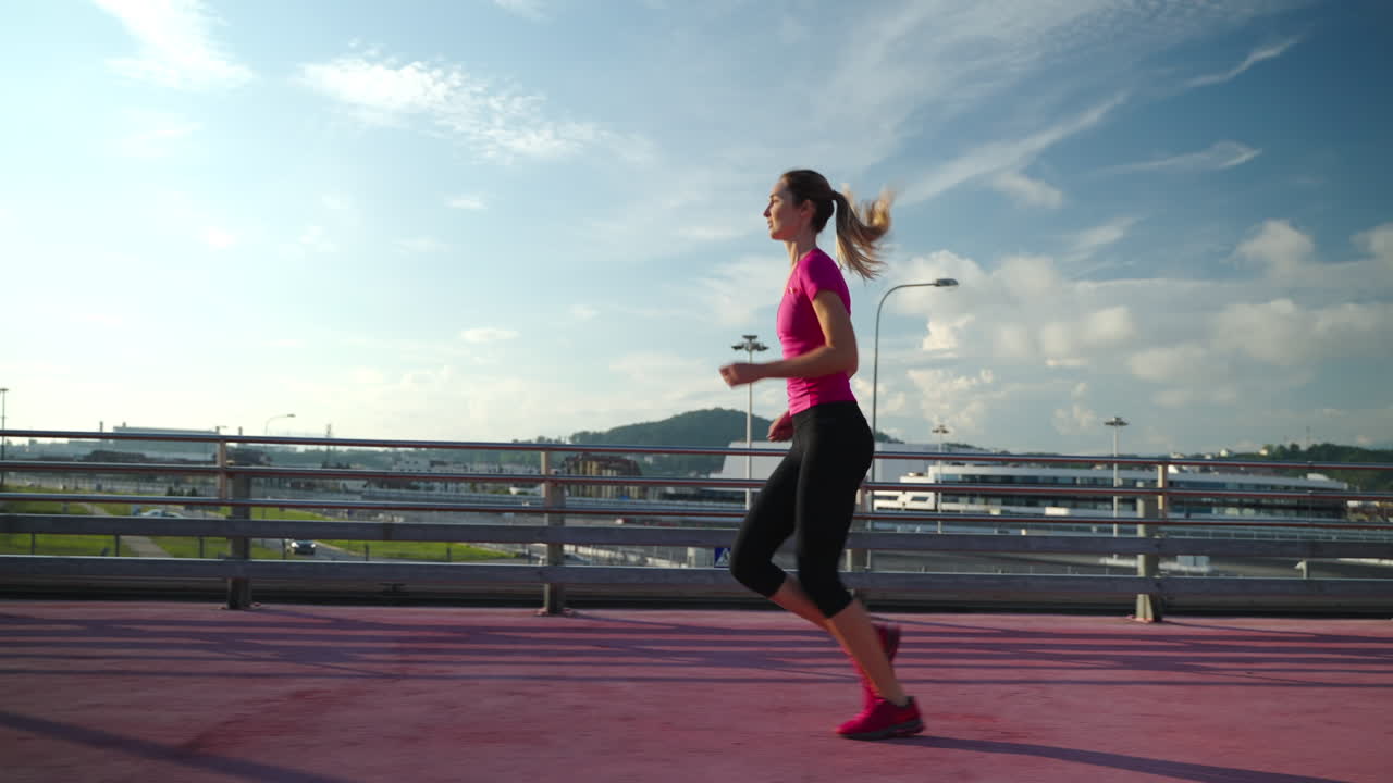 mujer corriendo en un puente