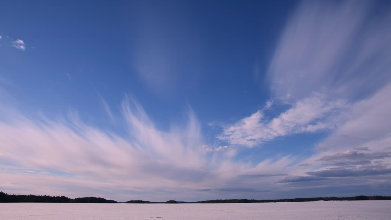 공정한 겨울날 하늘을 표류하는 놀라운 권운의 시간 경과