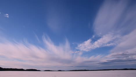 lapso de tiempo de impresionantes nubes cirros a la deriva en el cielo en un día de invierno justo