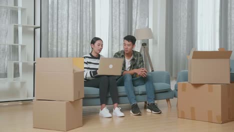 引っ越しを計画する夫婦がラップトップを使って