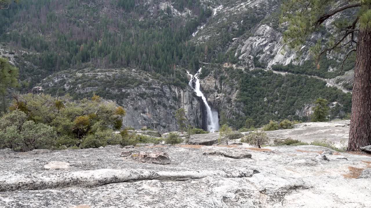 sentinel falls en el parque nacional de yosemite california visto desde rock cliff, dolly en tiro a pie