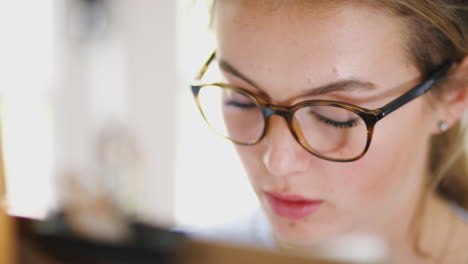 Primer-Plano-De-La-Cara-De-Una-Artista-Adolescente-Trabajando-Detrás-De-Un-Caballete