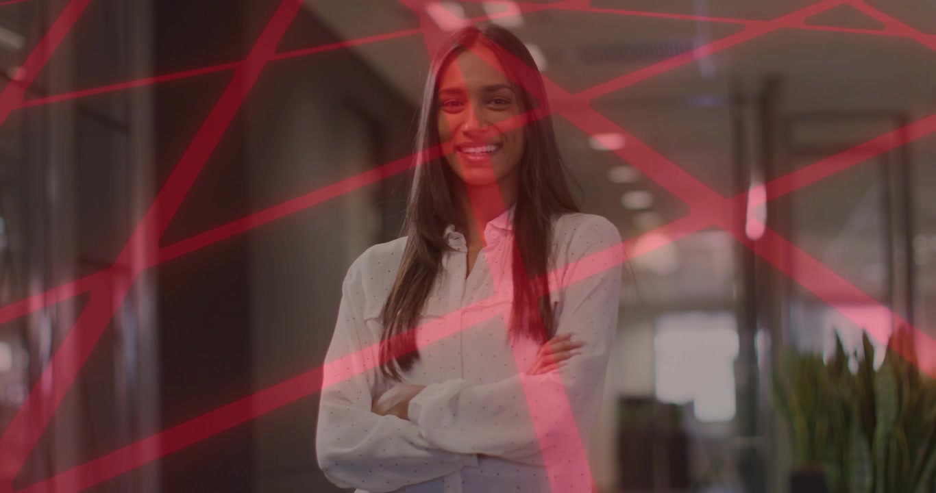 Profesional femenina levantando y cruzando los brazos tras un barrido de cuadrícula roja, transmitiendo confianza empresarial.