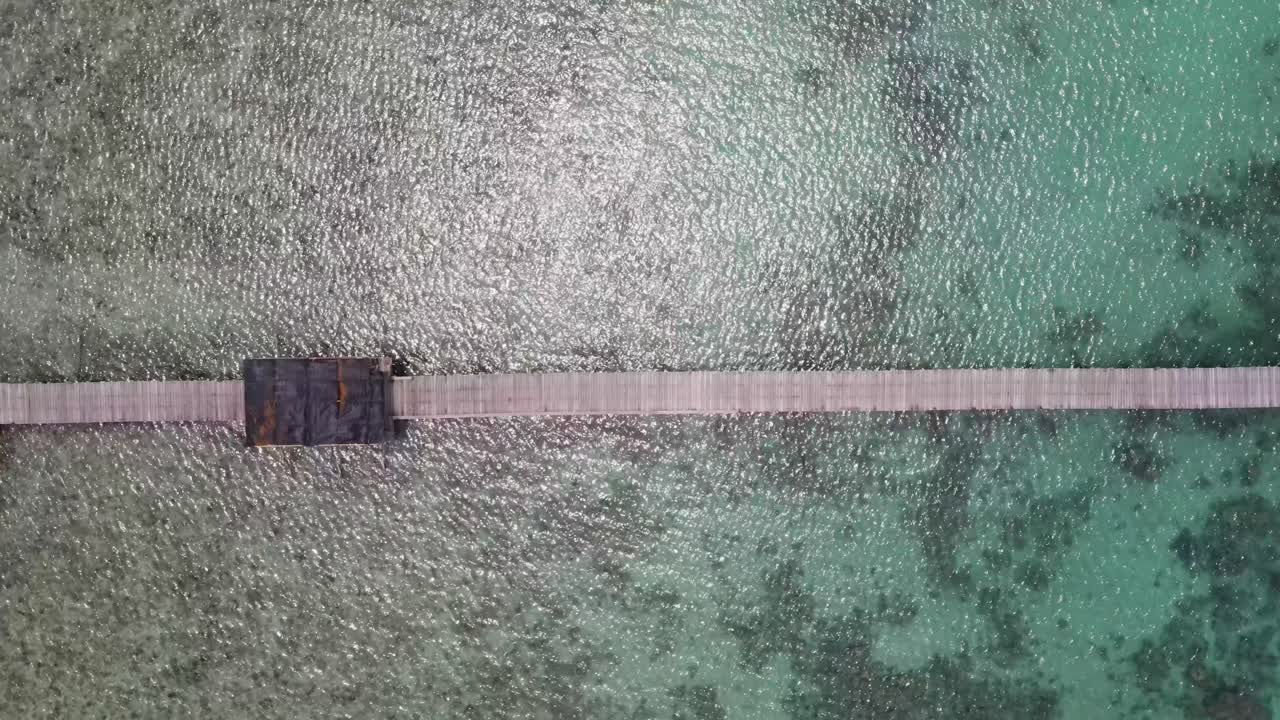 vista aérea de las aves del paseo marítimo de canela en koh mak, tailandia