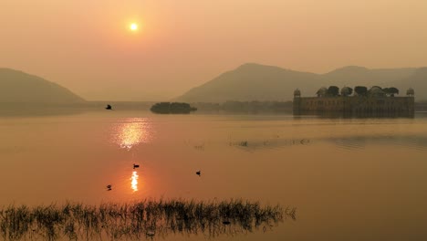 Jal-Mahal-(was-„Wasserpalast“-Bedeutet)-Ist-Ein-Palast-In-Der-Mitte-Des-Man-Sagar-Sees-In-Der-Stadt-Jaipur,-Der-Hauptstadt-Des-Bundesstaates-Rajasthan,-Indien.