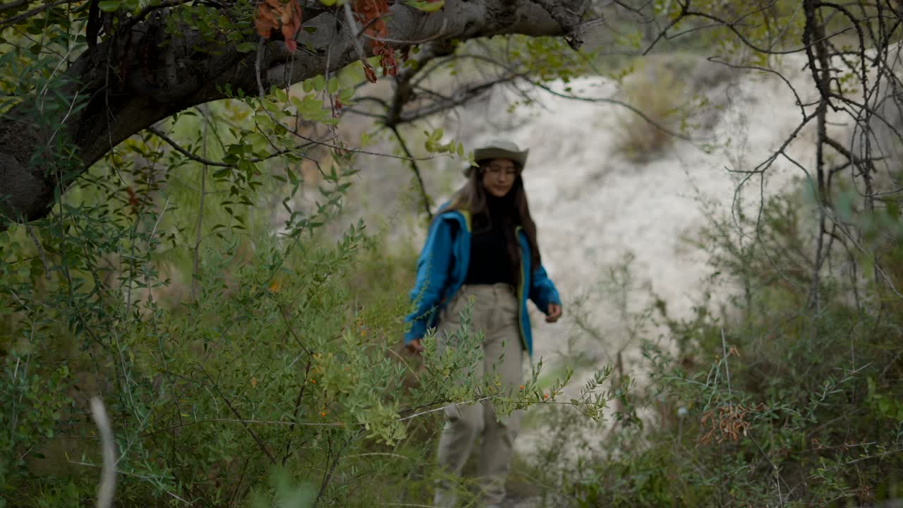 숲에서 하이킹하는 여자