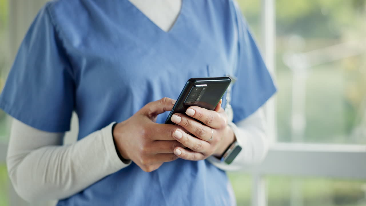 Manos, teléfono y primer plano de una enfermera en el hospital