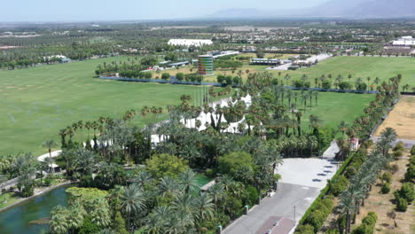 Club-De-Polo-Del-Imperio-Vacío,-Desolado-Y-Cerrado-En-El-Verde-Campo-Rural-En-El-Festival-De-Artes-Musicales-Del-Valle-De-Coachella,-Pandemia-De-Covid-19,-Por-Encima-De-La-Retirada-Aérea