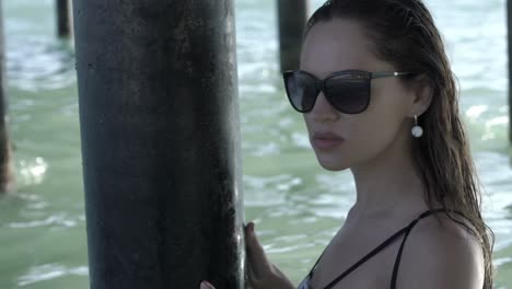 mujer con gafas de sol en un muelle