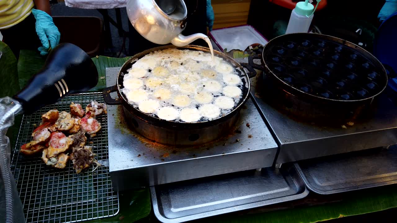 태국 고기와 해산물 (kanom krook) - 태국 전통 고기와 코코 우유와 밀가루로 만든 디저트