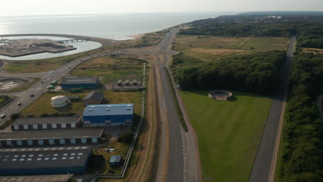 Drohnenansicht,-Die-über-Breite-Belebte-Straßen-Fliegt-Auto-Unterwegs-In-Esbjerg,-Dänemark.-Luftaufnahme,-Die-Die-Küste-Und-Das-Atemberaubende-Panorama-Der-Stadt-Im-Hintergrund-Zeigt