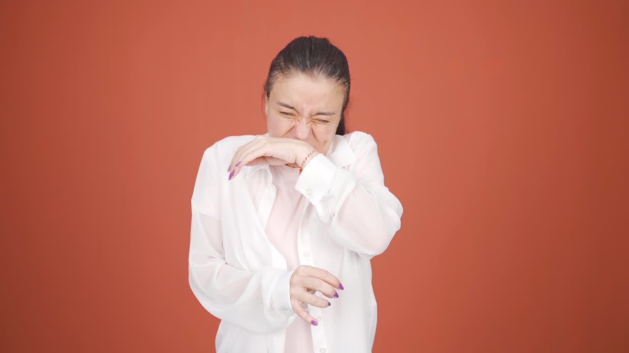 la mujer estornudando. paciente.