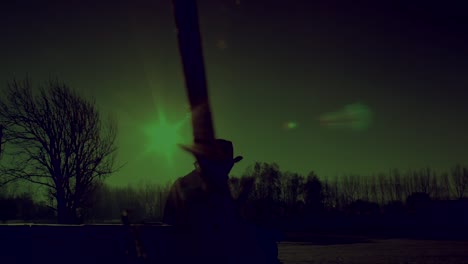 Cowboy-Silhouette-In-Der-Winterlandschaft-Während-Der-Polargrünen-Nacht