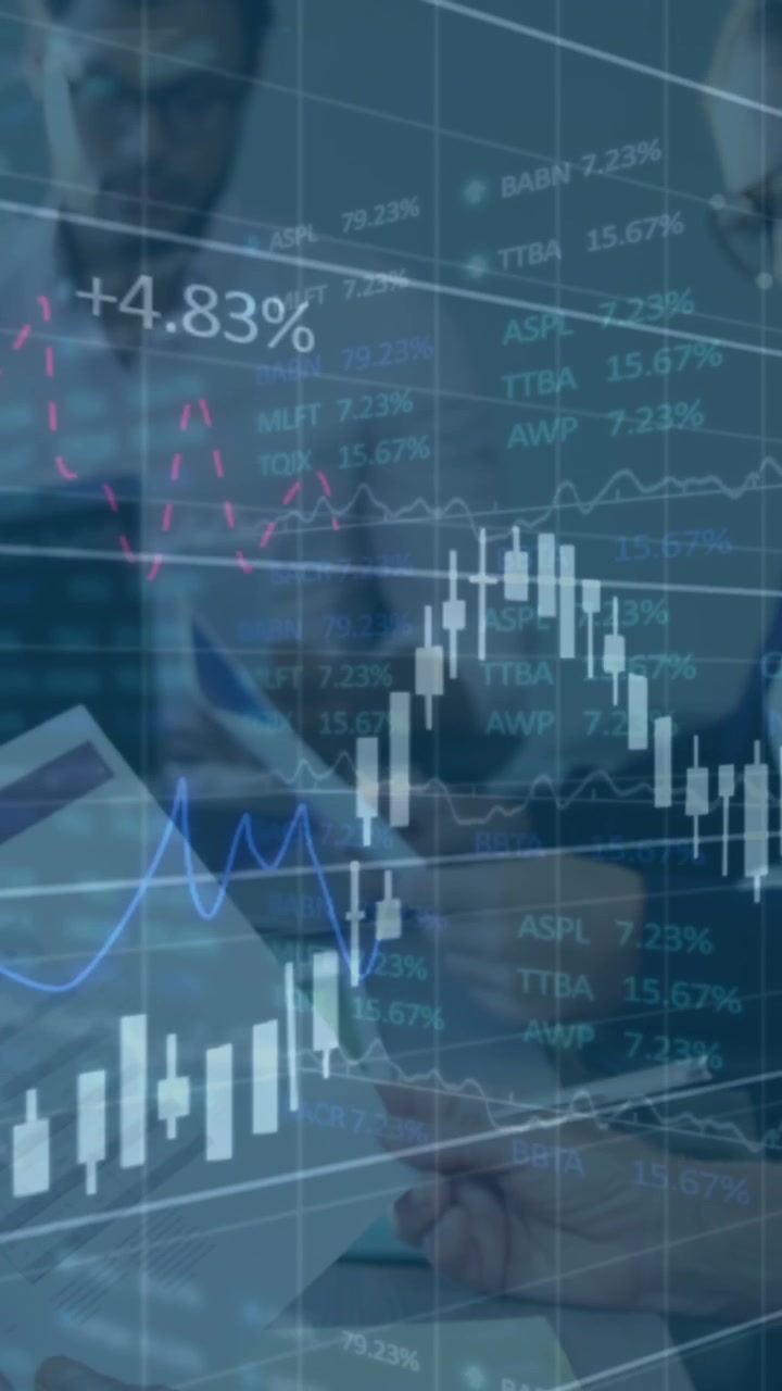 Animazione di elaborazione dati finanziari su persone d'affari che discutono con documenti in ufficio