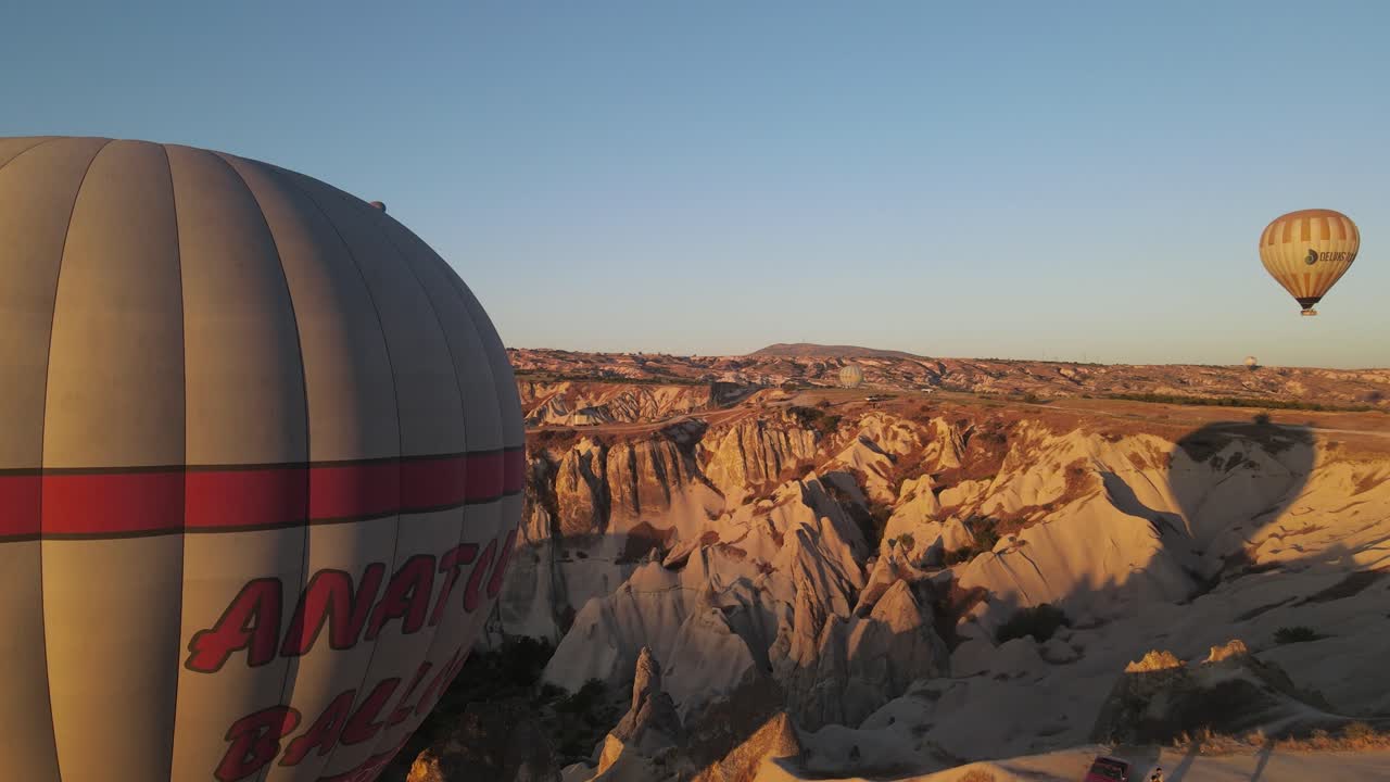 tours en globo de aire caliente en el cielo vista de capadocia, nevşehir, entretenimiento turístico muy popular para globos vistos desde el aire, turquía