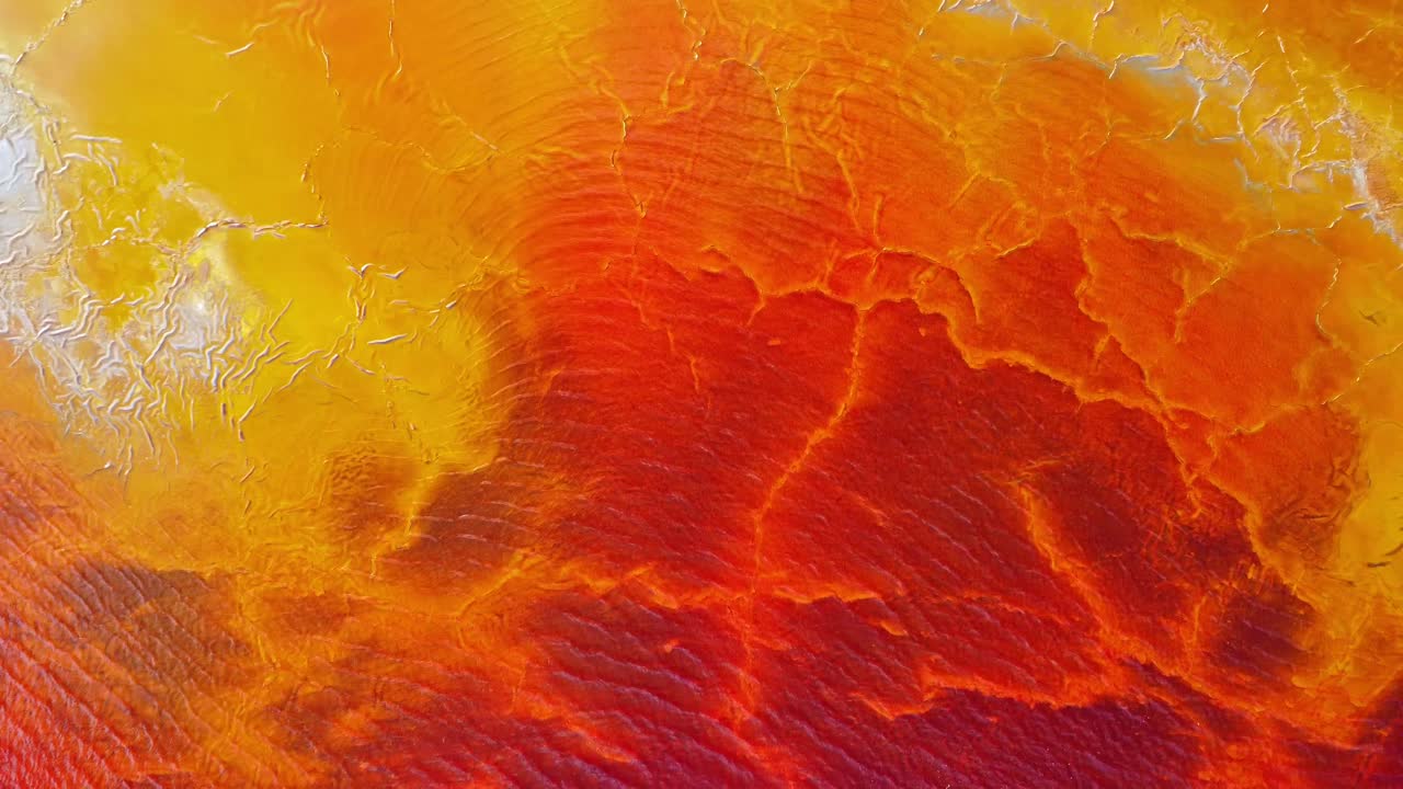 huelva의 광산 현장에서 모래 지형에 있는 다채로운 텍스처