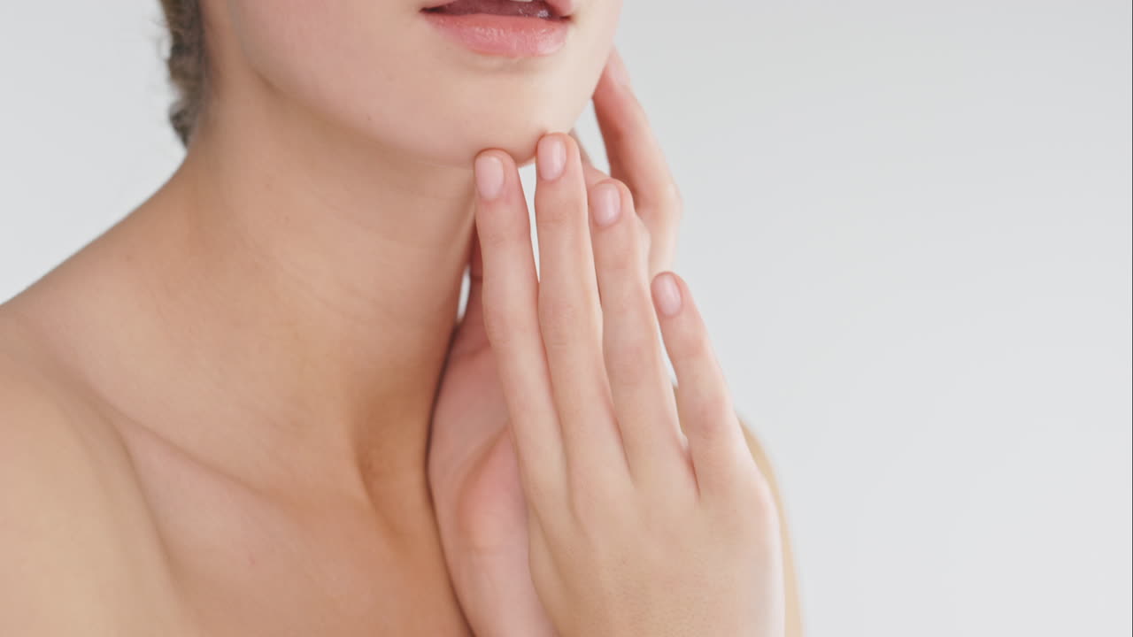 그녀의 피부를 부드럽고 부드럽게 유지합니다.