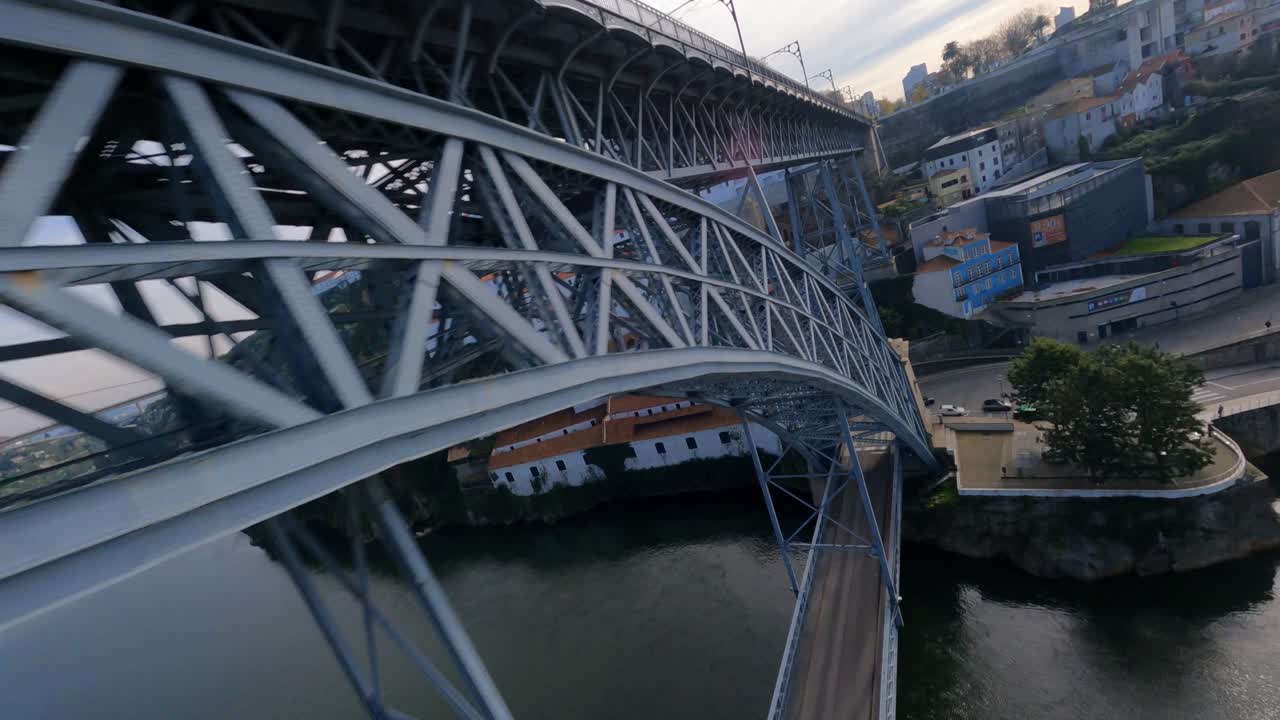 fpv drone dom luis bridge porto portugal을 통해 과거 비행