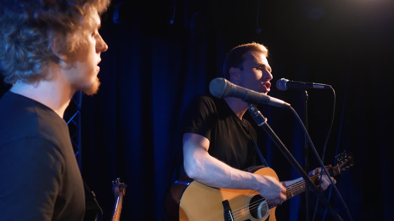 콘서트 록 밴드, 두 개의 전기 기타와 함께 무대에서 공연하는 가수, 뮤직비디오 크, 헤비 메탈 또는 록 그룹, 느린 동작 악기 연주 두 사람의 밴드