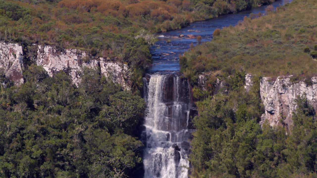 la cascada tigre preto en cascada a través de los cañones en el parque nacional de serra geral, río grande do sul, brasil