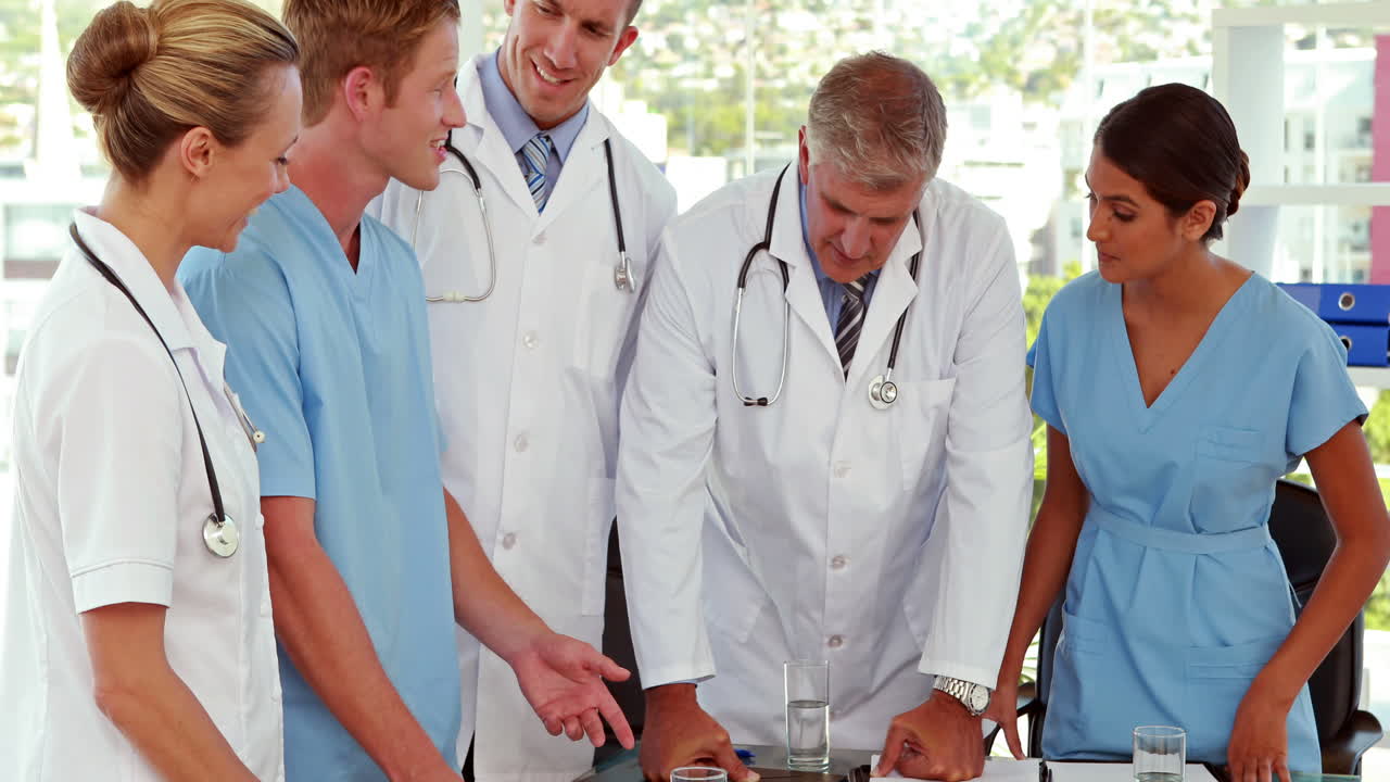 회의 도중 함께 일 하는 의료팀