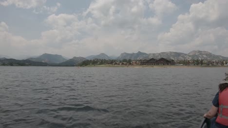 vistas de las montañas rocosas en estes park colorado desde una canoa en el lago estes 2021