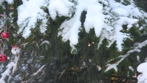 Atmósfera-Mágica,-Nieve-Que-Cae-Del-árbol-De-Navidad-Al-Aire-Libre,-Campana-Diminuta