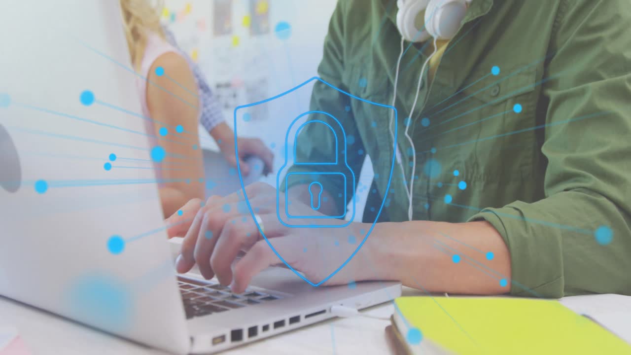 animación de candado en escudo y puntos sobre hombre asiático con auriculares usando computadora portátil