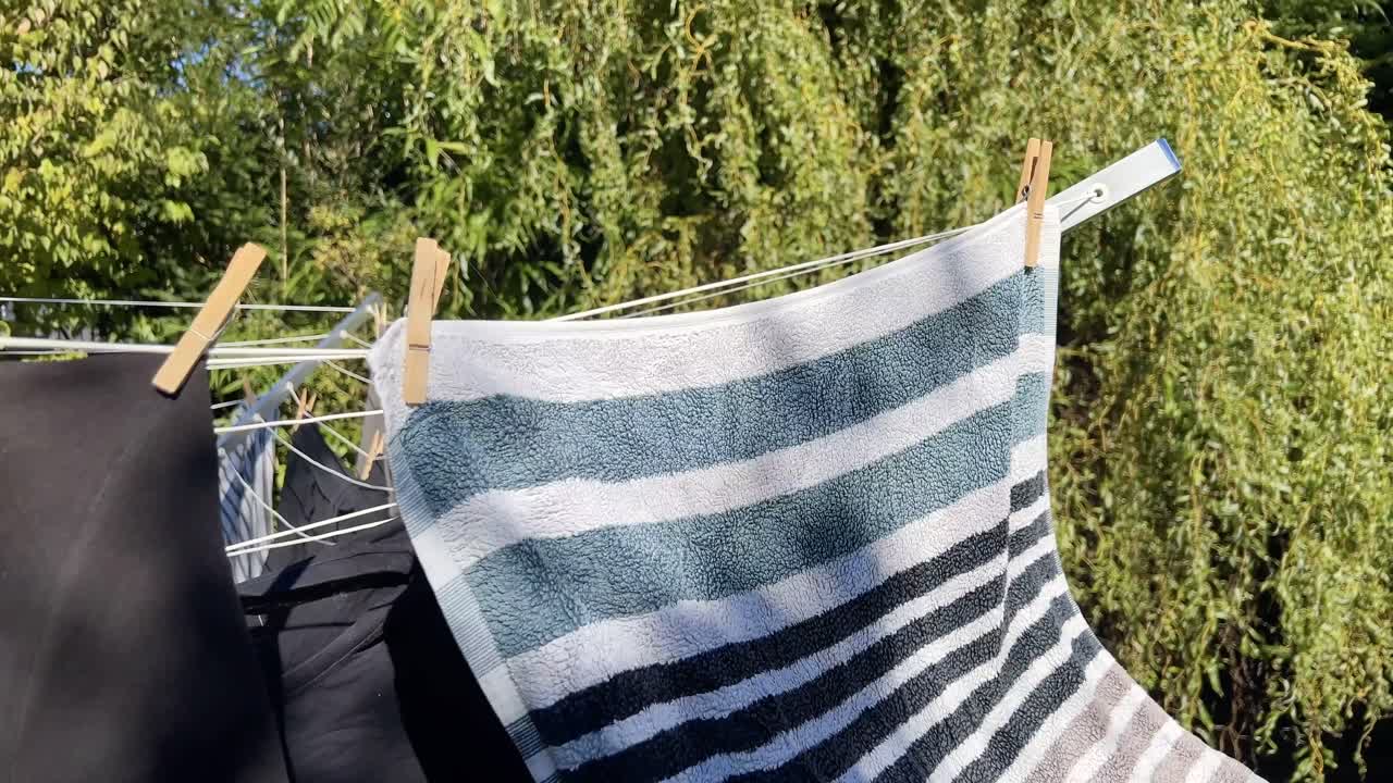 정원에서 옷줄에 옷을 건조하는 것