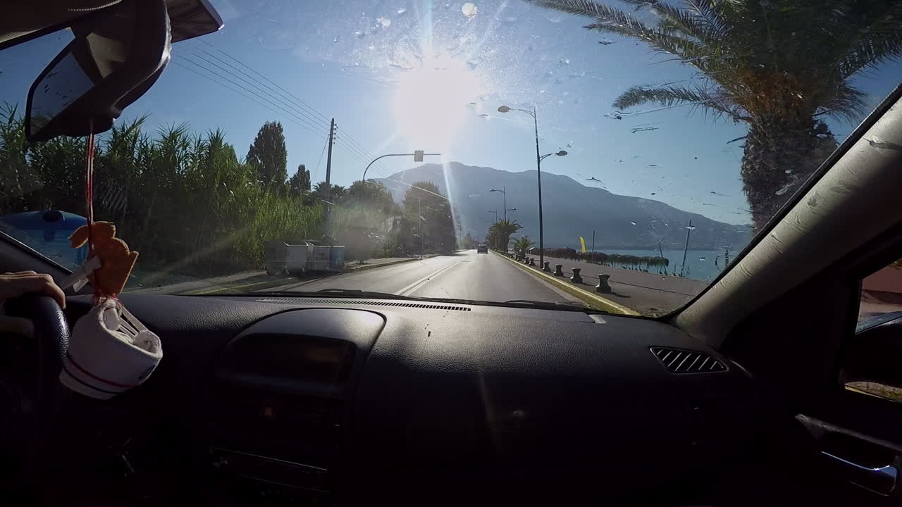 Ampie riprese dall'interno di un'auto che guida su una strada costiera della spiaggia di Kalamata