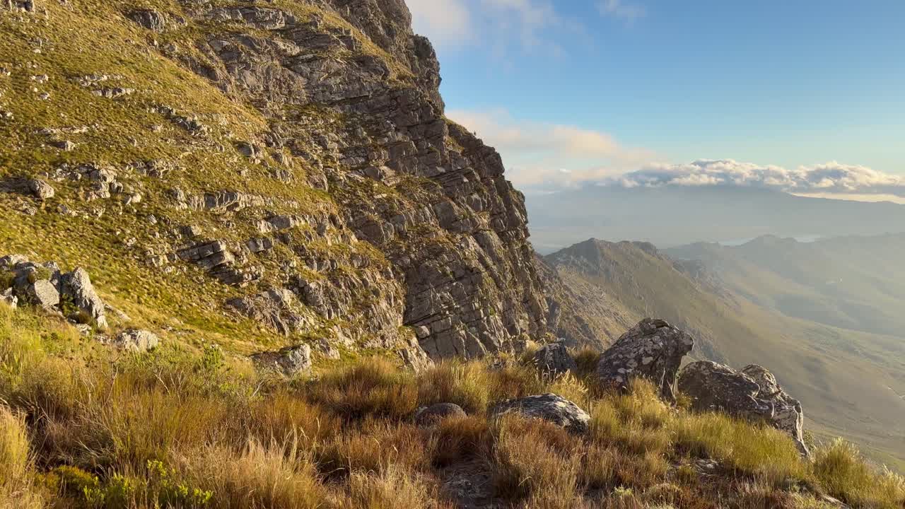 Montagne che sovrastano la zona di Gordons Bay nel tardo pomeriggio.