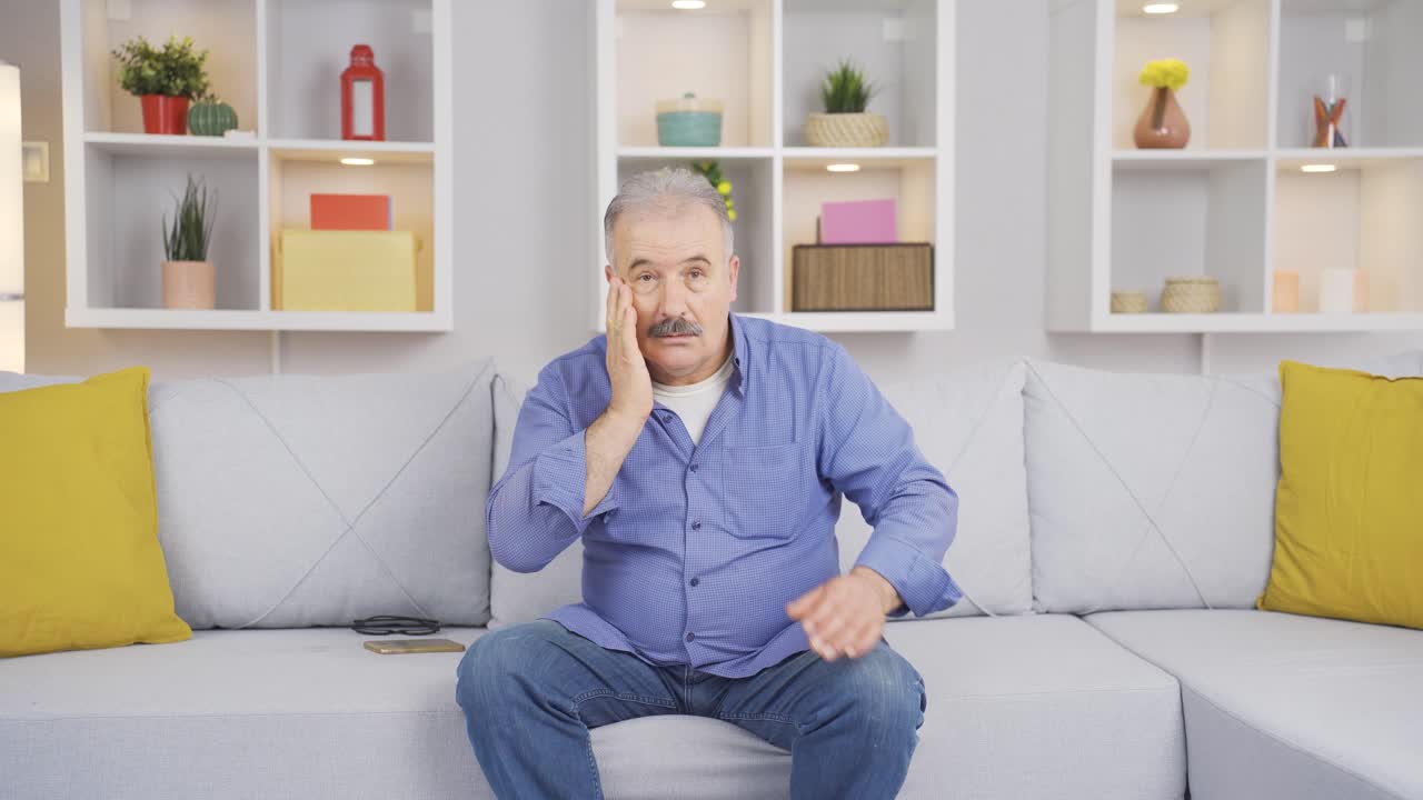 el viejo se siente desagradable y feo.