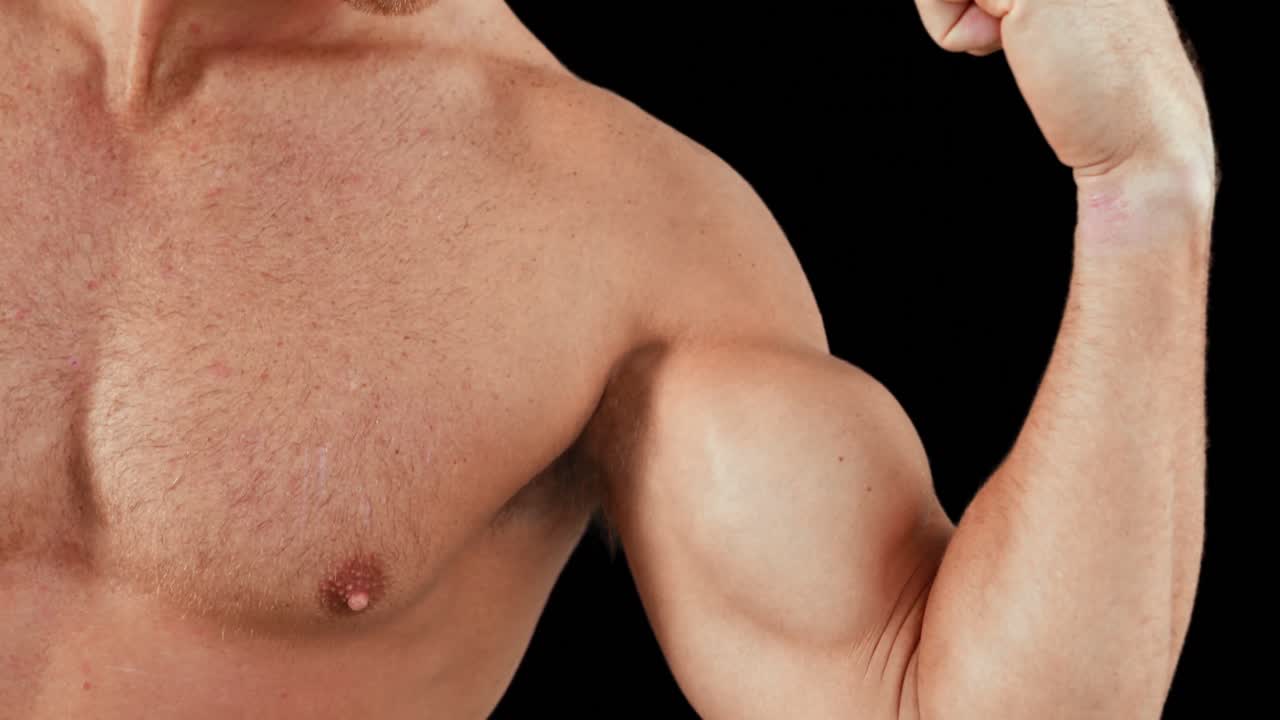 culturista posando para la cámara