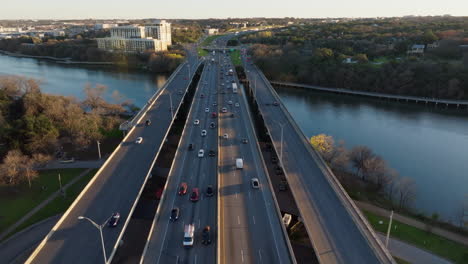 Tráfico-En-El-Puente-De-La-Autopista-Sobre-El-Río-Con-Coches-Que-Se-Desplazan