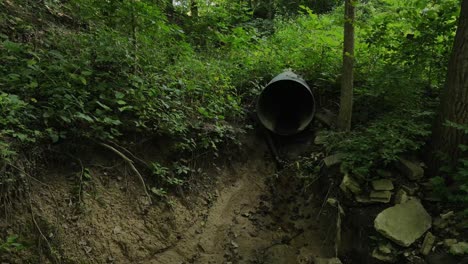 drenaje de túnel en un tranquilo entorno forestal.