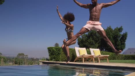 Feliz-Pareja-De-Raza-Mixta-Disfrutando-De-La-Piscina-Durante-Un-Día-Soleado