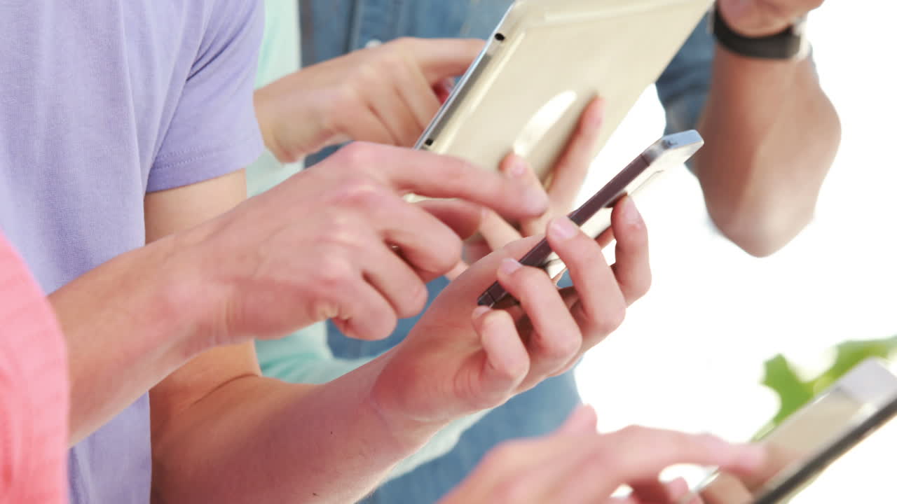 технически опытная команда, использующая планшеты и смартфоны