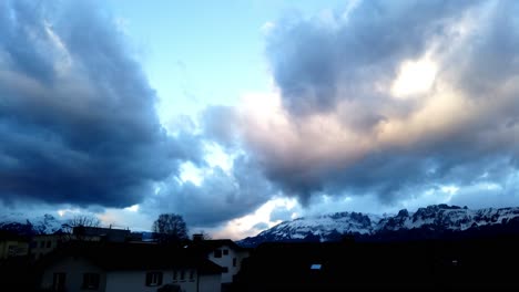 timelapse de explosión de nubes pesadas en movimiento sobre la montaña de los alpes suizos con cielo azul