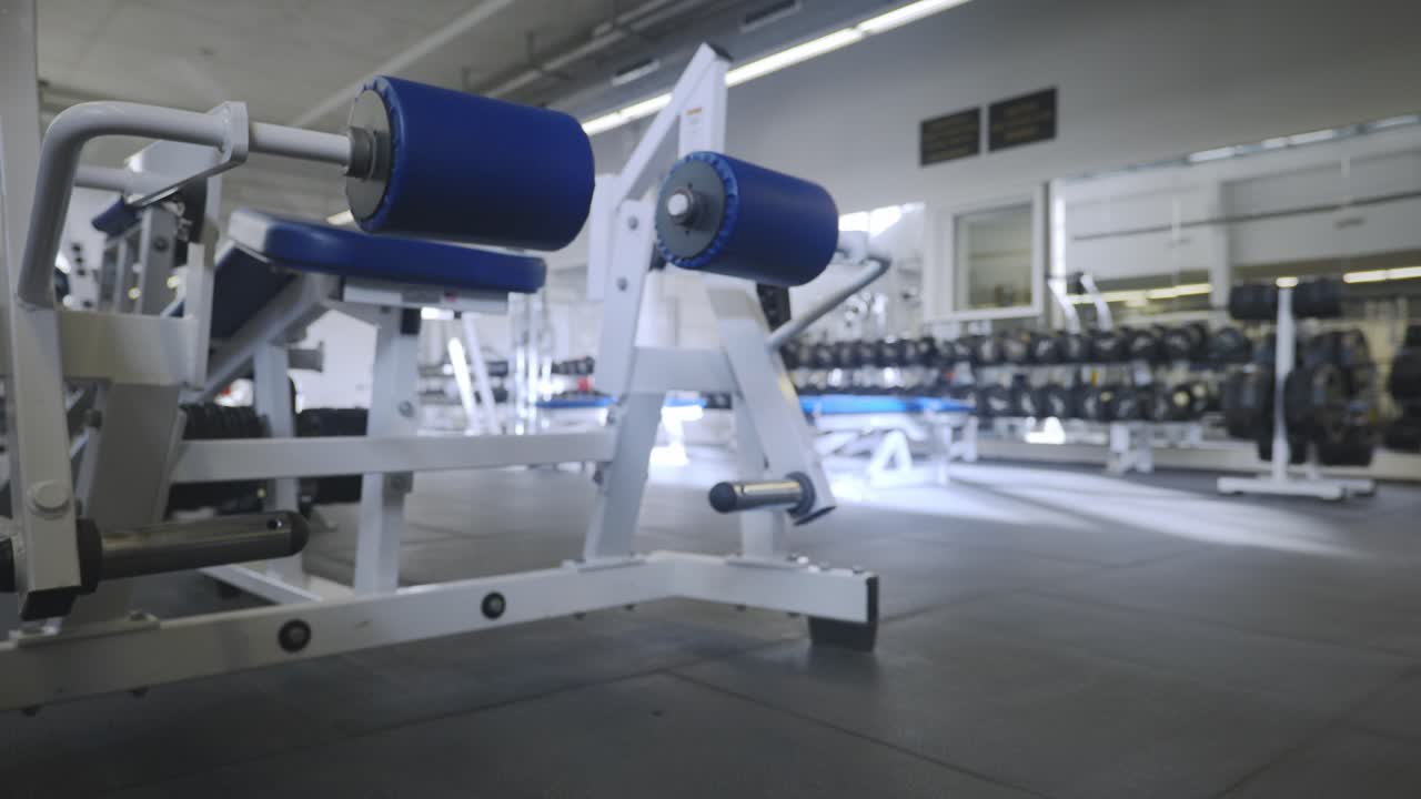 levantamiento de pesas en equipos deportivos curl de piernas en 4k